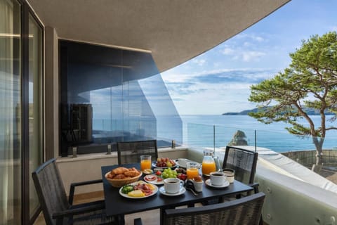 View (from property/room), Balcony/Terrace, Dining area, Sea view