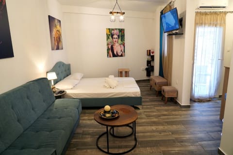 Bed, TV and multimedia, Living room, Photo of the whole room, Seating area
