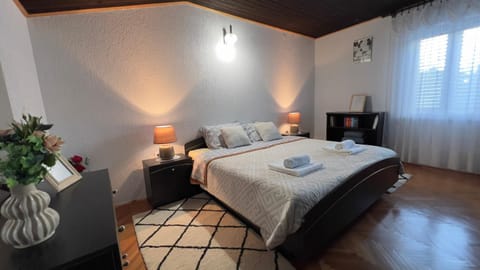 Bedroom, locker, towels