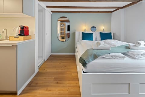 Bed, Kitchen or kitchenette, Photo of the whole room, Bedroom, towels