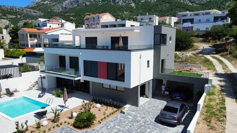 Property building, Day, Neighbourhood, Natural landscape, Mountain view, Pool view, Street view, Swimming pool, Location, Parking, sunbed