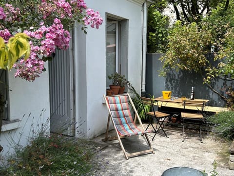 Property building, Patio, Spring, Day, Garden, Dining area, sunbed