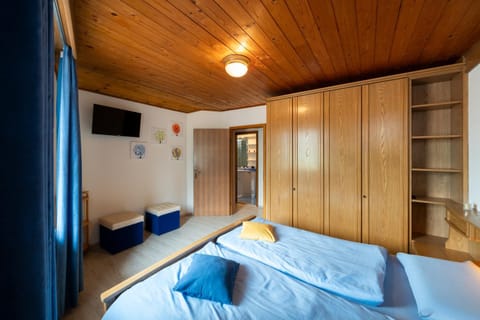 TV and multimedia, Bedroom, wardrobe