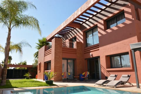 Property building, Patio, Day, Garden, Garden view, Pool view, Swimming pool, sunbed