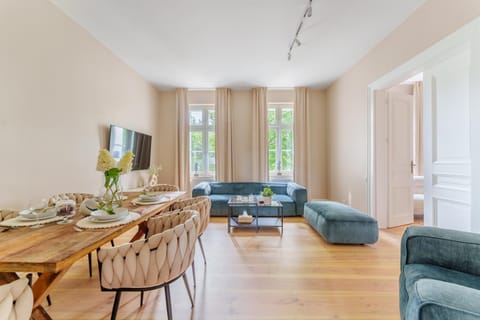 Communal lounge/ TV room, TV and multimedia, Living room, Seating area, Dining area