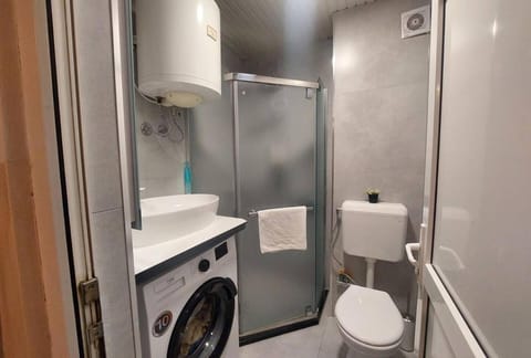 Bathroom, washing machine