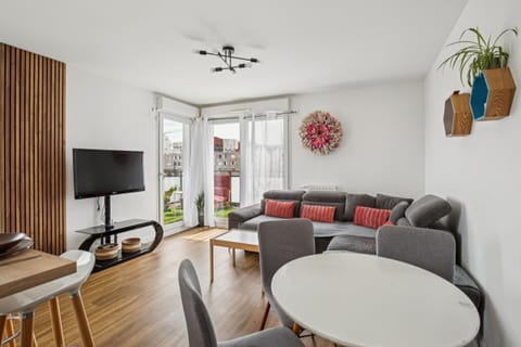 Communal lounge/ TV room, TV and multimedia, Living room, Seating area, Dining area