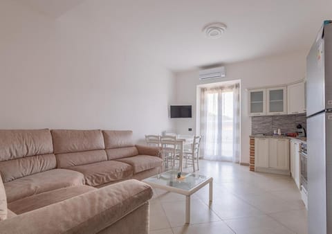 TV and multimedia, Kitchen or kitchenette, Living room, Seating area, Dining area