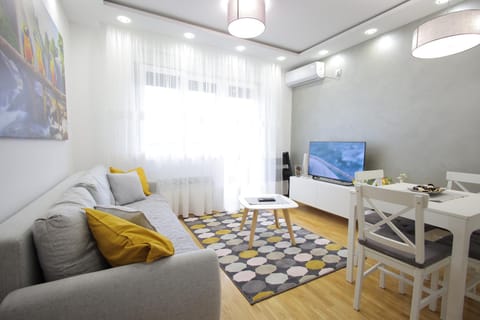 Bed, TV and multimedia, Living room, Decorative detail, Seating area, Dining area
