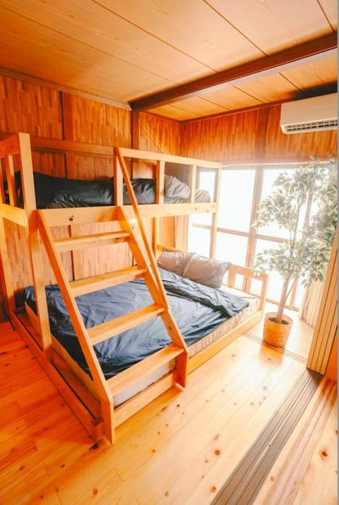 Bedroom, bunk bed