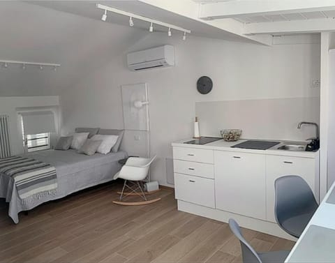 Bed, Kitchen or kitchenette, Photo of the whole room, Bedroom, air conditioner