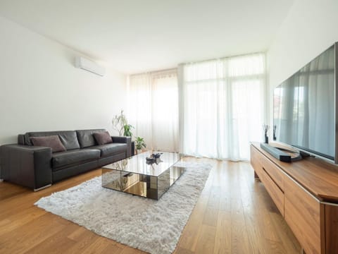 Communal lounge/ TV room, TV and multimedia, Living room, Seating area, Evening entertainment
