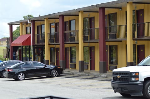 Sun Down Lodge Motel in Locust Grove