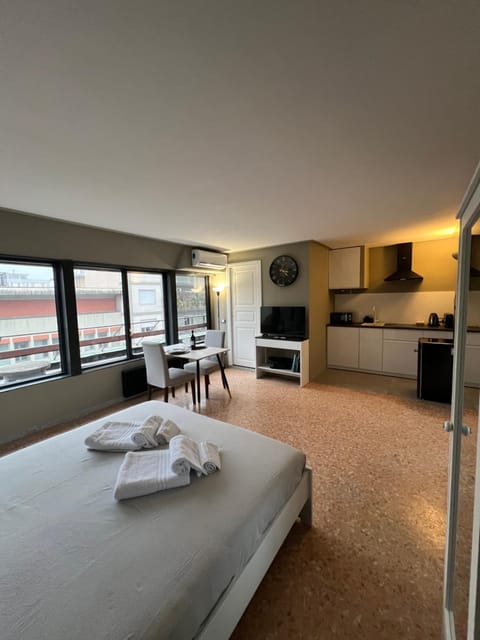 Bed, Kitchen or kitchenette, Living room, Photo of the whole room, Seating area, Dining area, pet friendly, stove