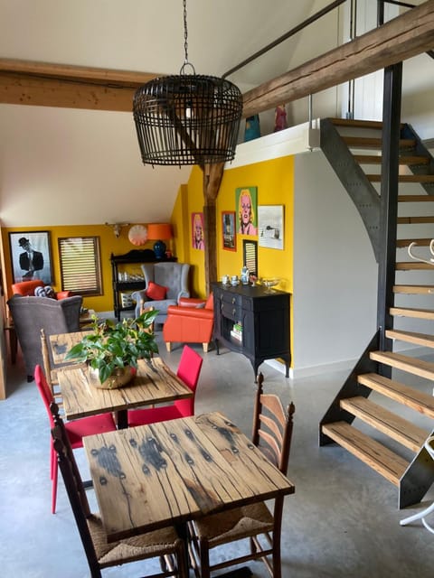 Communal lounge/ TV room, Game Room, Coffee/tea facilities, Living room, Other, Seating area, Dining area, Breakfast, Breakfast