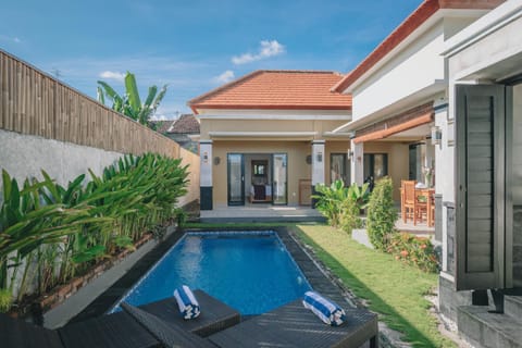 Property building, Swimming pool, sunbed