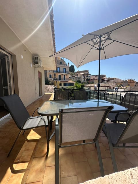 Property building, Day, Natural landscape, View (from property/room), Balcony/Terrace, Balcony/Terrace, Living room, Seating area, Dining area