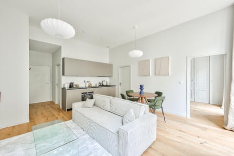 Kitchen or kitchenette, Living room, Seating area, Dining area