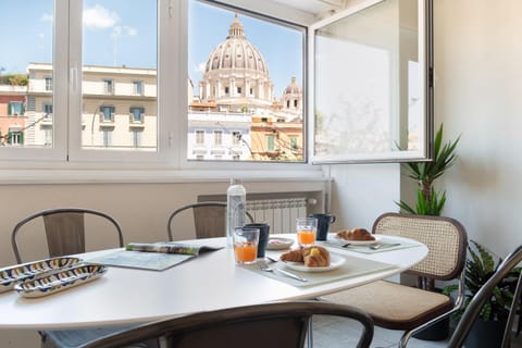 Dining area, City view