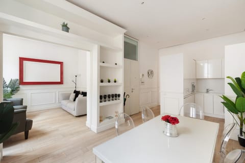 Kitchen or kitchenette, Living room, Seating area, Dining area