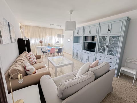 Communal lounge/ TV room, TV and multimedia, Living room, Seating area, Dining area