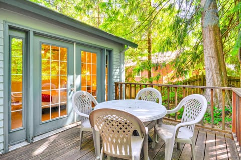 Rhododendron Retreat with Hot Tub Steps to River! House in Mount Hood Village