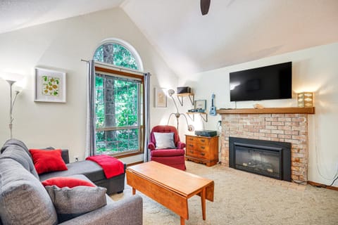 Rhododendron Retreat with Hot Tub Steps to River! House in Mount Hood Village