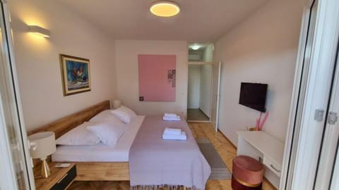 Bed, TV and multimedia, Photo of the whole room, Seating area, Bedroom, towels