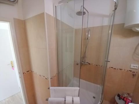 Shower, Toilet, Bathroom, towels