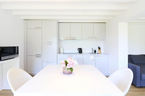 Coffee/tea facilities, Kitchen or kitchenette, Living room, oven, stove