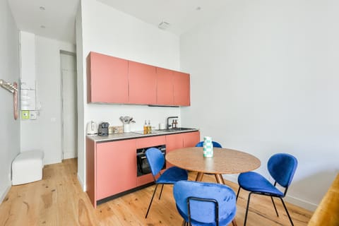 Kitchen or kitchenette, Living room, Seating area, Dining area, oven, stove