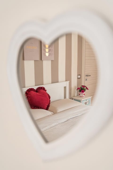 Bed, Photo of the whole room, Decorative detail, Bedroom