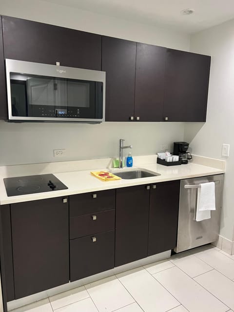 Doral Pool 404 by Wave Properties Apartment in Doral