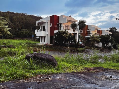 Property building, Day, Natural landscape, Garden, Garden view, Mountain view