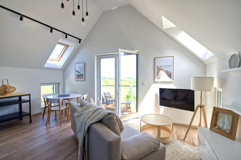 TV and multimedia, Living room, Seating area, Evening entertainment