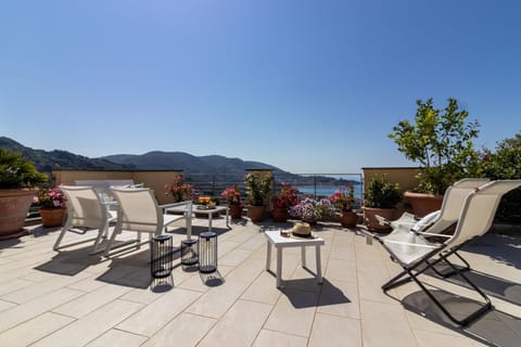 Penthouse Paradiso with Private Pool - mytouristhome Apartment in Lerici