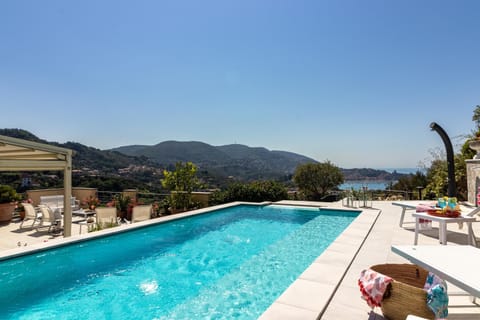 Penthouse Paradiso with Private Pool - mytouristhome Apartment in Lerici