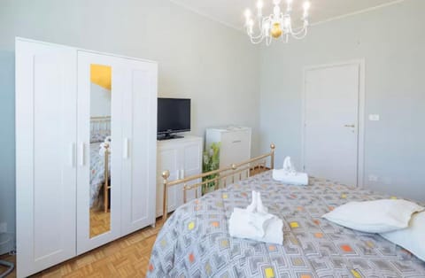 Bed, TV and multimedia, Photo of the whole room, Bedroom, towels, wardrobe