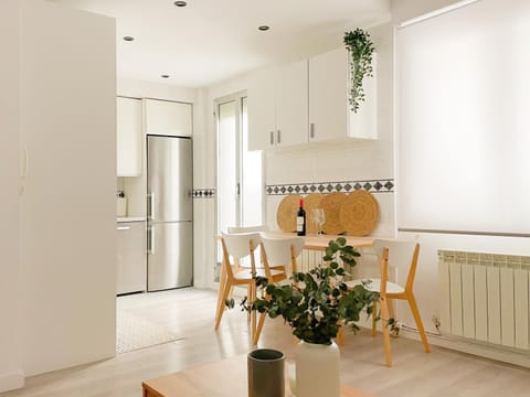 Kitchen or kitchenette, Dining area, oven