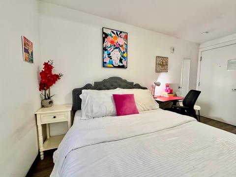 Bed, Photo of the whole room, Seating area, Bedroom