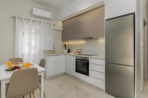 Kitchen or kitchenette, Dining area, oven, stove