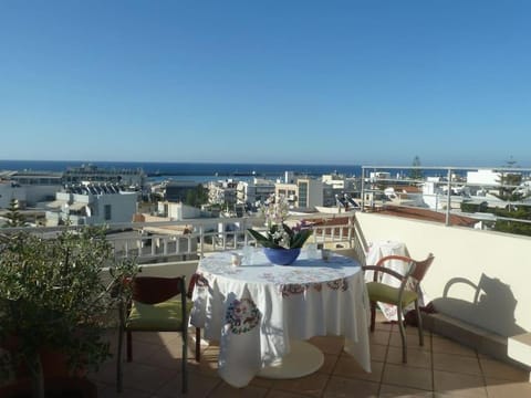 Day, View (from property/room), Dining area, City view