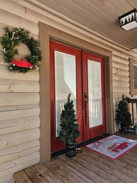 Cardinal Treehouse House in Fontana Lake