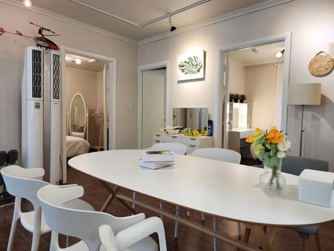 Kitchen or kitchenette, Living room, Seating area, Dining area