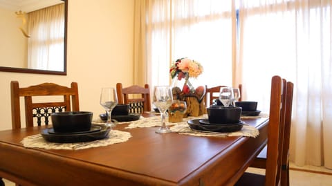 Food and drinks, Dining area, Food