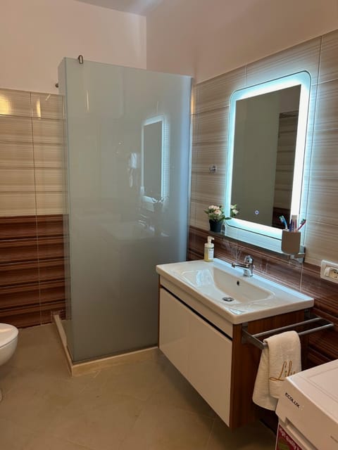 Shower, Bathroom, towels
