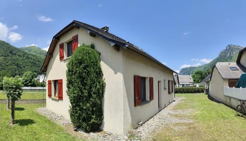 Property building, Day, Natural landscape, Garden, Garden view, Mountain view