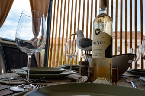 Balcony/Terrace, Food and drinks, Dining area, Drinks, Alcoholic drinks