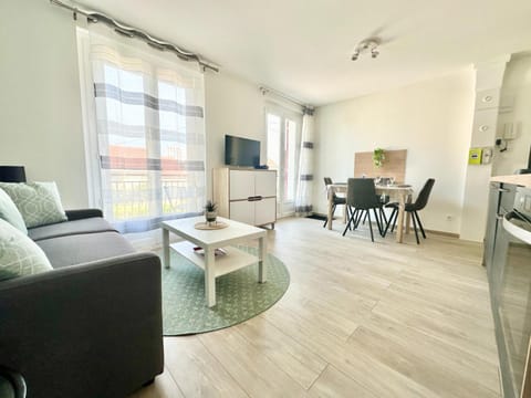 Communal lounge/ TV room, TV and multimedia, Kitchen or kitchenette, Dining area