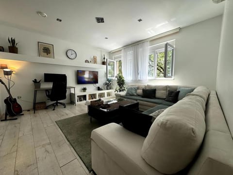 Communal lounge/ TV room, TV and multimedia, Living room, Seating area, Evening entertainment